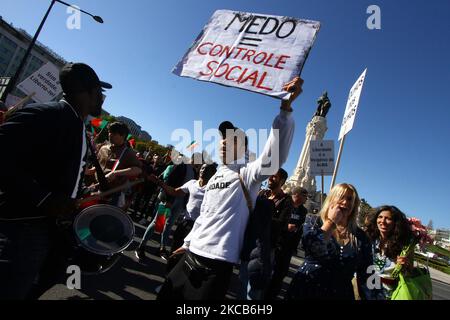 Am 20. März 2021 versammelten sich Menschen im Park Eduardo VII in Lissabon, Portugal, und marschierten durch die Hauptstraßen der Stadt, um die Freiheit durch die von der portugiesischen Regierung während der zweiten Welle des COVID-19 verhängte Sperre zu fördern. Anti-Lockdown aDie Aktivitäten demonstrierten am 20. März in Städten in ganz Europa, um die Schließungsmaßnahmen der COVID-19 zu verurteilen. (Foto von Jorge Mantilla/NurPhoto) Stockfoto