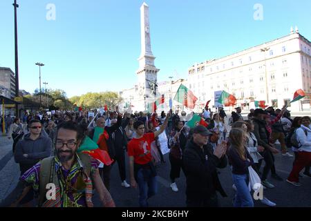 Am 20. März 2021 versammelten sich Menschen im Park Eduardo VII in Lissabon, Portugal, und marschierten durch die Hauptstraßen der Stadt, um die Freiheit durch die von der portugiesischen Regierung während der zweiten Welle des COVID-19 verhängte Sperre zu fördern. Anti-Lockdown aDie Aktivitäten demonstrierten am 20. März in Städten in ganz Europa, um die Schließungsmaßnahmen der COVID-19 zu verurteilen. (Foto von Jorge Mantilla/NurPhoto) Stockfoto
