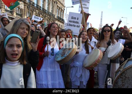 Am 20. März 2021 versammelten sich Menschen im Park Eduardo VII in Lissabon, Portugal, und marschierten durch die Hauptstraßen der Stadt, um die Freiheit durch die von der portugiesischen Regierung während der zweiten Welle des COVID-19 verhängte Sperre zu fördern. Anti-Lockdown aDie Aktivitäten demonstrierten am 20. März in Städten in ganz Europa, um die Schließungsmaßnahmen der COVID-19 zu verurteilen. (Foto von Jorge Mantilla/NurPhoto) Stockfoto
