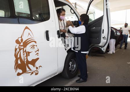 Impfung in Autos von Ciudad Nezahualcoyotl gegen COVID-19 mit dem Sinovac-Impfstoff, während des Plans, kostenlose Dosen für Erwachsene über 60 Jahre im mexikanischen Bundesstaat am 19. März 2021 anzuwenden. (Foto von Cristian Leyva/NurPhoto) Stockfoto