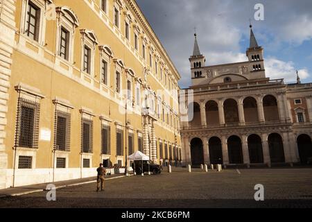 Ein Militär läuft am 20. März 2021 auf der Piazza Giovanni Paolo II in Rom, Italien. Ab dem 15.. März 2021 befinden sich mehrere italienische Regionen in einer sogenannten roten Zone. Die Region Latium, in der sich Rom befindet, ist eine davon. Menschen dürfen ihre Häuser nicht zu Freizeitzwecken verlassen, um die Ausbreitung von Covid-19 einzudämmen. Diese Maßnahme ist eine Ergänzung zur Nachtsperre, die von 10pm auf 5am geht. Heute, am 20.. März 2021, sind in Italien Covid-19 Fälle 23832 mit 401 Todesfällen, Rom, 20.. März 2021 (Foto: Francesco Boscarol/NurPhoto) Stockfoto