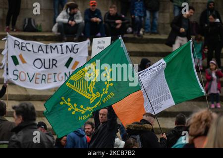 Menschen versammeln sich vor dem Wellington Monument im Phoenix Park vor einem Anti-Lockdown- und Anti-Impfstoff-Protest am Weltfreiheitstag. Am Samstag, den 20. März 2021, in Dublin, Irland. (Foto von Artur Widak/NurPhoto) Stockfoto