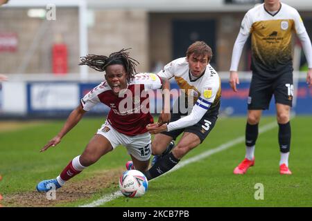 Peter Kioso von Northampton Town wird am Samstag, den 20.. März 2021, von Kapitän Harry Pickering von Crewe Alexandra in der ersten Hälfte des Sky Bet League One-Spiels zwischen Northampton Town und Crewe Alexandra im PTS Academy Stadium in Northampton gefoult. (Foto von John Cripps/MI News/NurPhoto) Stockfoto