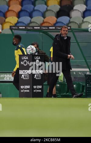 Spielballstand mit den Inschriften wieder Rassismus während des Spiels für Liga NOS zwischen Sporting CP und Vitoria SC, im Estadio Alvalade, Lisboa, Portugal, 20, März 2021. Alle Spieler hatten den Namen No AO Racismo (No to Rassismus) aufgrund der Liga NOS Kampagne gegen Rassismus im Fußball ersetzt (Foto: JoÃ£o Rico/NurPhoto) Stockfoto