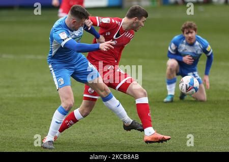 W9 von Barrow kämpft mit Jordan Tunnicliffe von Crawley Town während des Sky Bet League 2-Spiels zwischen Barrow und Crawley Town in der Holker Street, Barrow-in-Furness am Samstag, dem 20.. März 2021. (Foto von Mark Fletcher/MI News/NurPhoto) Stockfoto