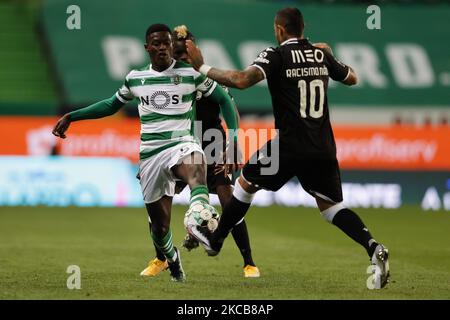 Nuno Mendes und Quaresma während des Spiels für Liga NOS zwischen Sporting CP und Vitoria SC, im Estadio Alvalade, Lissabon, Portugal, 20, März 2021. Alle Spieler hatten den Namen No AO Racismo (No to Rassismus) aufgrund der Liga NOS Kampagne gegen Rassismus im Fußball ersetzt (Foto: JoÃ£o Rico/NurPhoto) Stockfoto