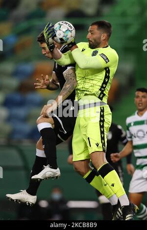 Antnio Adan verteidigt während des Spiels für die Liga NOS zwischen Sporting CP und Vitoria SC, im Estadio Alvalade, Lisboa, Portugal, 20, März 2021. Alle Spieler hatten den Namen No AO Racismo (No to Rassismus) aufgrund der Liga NOS Kampagne gegen Rassismus im Fußball ersetzt (Foto: JoÃ£o Rico/NurPhoto) Stockfoto