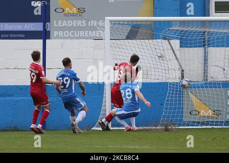 Jack Powell aus Crawley Town erzielt am Samstag, dem 20.. März 2021, im Sky Bet League 2-Spiel zwischen Barrow und Crawley Town in der Holker Street, Barrow-in-Furness ihr 2.-Tor. (Foto von Mark Fletcher/MI News/NurPhoto) Stockfoto