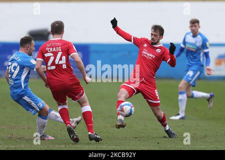 Jack Powell von Crawley Town in Aktion mit Tony Craig und Barrows Neal Eardley während des Sky Bet League 2-Spiels zwischen Barrow und Crawley Town in der Holker Street, Barrow-in-Furness am Samstag, den 20.. März 2021. (Foto von Mark Fletcher/MI News/NurPhoto) Stockfoto