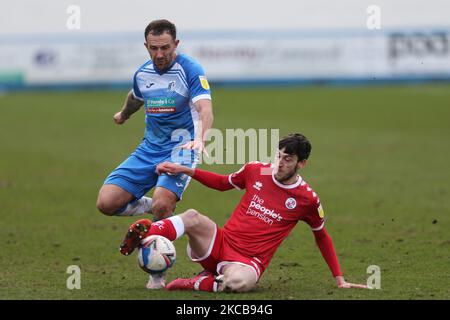 Neal Eardley von Barrow in Aktion mit Ashley Nadesan von Crawley Town während des Sky Bet League 2-Spiels zwischen Barrow und Crawley Town in der Holker Street, Barrow-in-Furness am Samstag, 20.. März 2021. (Foto von Mark Fletcher/MI News/NurPhoto) Stockfoto