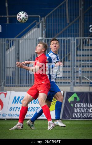 Alexander Bittroff von 1. FC Magdeburg (ri) und Elias Huth (le.) von 1. Der FC Kaiserslautern wetteiferte während des 3 um den Ball. Liga-Spiel zwischen 1. FC Magdeburg und 1. FC Kaiserslautern in der MDCC-Arena am 20. März 2021 in Magdeburg. (Foto von Peter Niedung/NurPhoto) Stockfoto