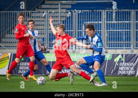 Alexander Bittroff von 1. FC Magdeburg (ri) und Elias Huth (le.) von 1. Der FC Kaiserslautern wetteiferte während des 3 um den Ball. Liga-Spiel zwischen 1. FC Magdeburg und 1. FC Kaiserslautern in der MDCC-Arena am 20. März 2021 in Magdeburg. (Foto von Peter Niedung/NurPhoto) Stockfoto