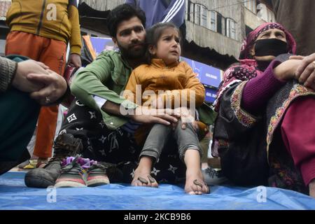 Die Menschen in Kashmiri nehmen am Vorabend des Nauroz (persisches
