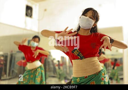 Balinesische Kinder tragen eine Schutzmaske und üben am 21. März 2021 in Sanggar Dewata in Bogor, Indonesien, einen traditionellen Tanz mit dem folgenden Gesundheitsprotokoll inmitten der COVID-19-Pandemie. Um traditionelle Tänze und Kultur zu bewahren, trainieren Balinesen ihre Kinder, um verschiedene traditionelle Tänze aus der Kindheit zu lernen. (Foto von Adriana Adie/NurPhoto) Stockfoto