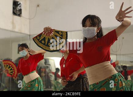 Balinesische Kinder tragen eine Schutzmaske und üben am 21. März 2021 in Sanggar Dewata in Bogor, Indonesien, einen traditionellen Tanz. Um traditionelle Tänze und Kultur zu bewahren, trainieren Balinesen ihre Kinder, um verschiedene traditionelle Tänze aus der Kindheit zu lernen. (Foto von Adriana Adie/NurPhoto) Stockfoto