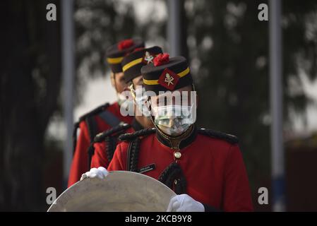 Mitarbeiter der nepalesischen Armee und Gesichtsmaske kommen vor der Abreise zu einem zweitägigen offiziellen Staatsbesuch in Bangladesch am Montag, den 22. März, an, um Präsident Bidya Devi Bhandari eine Ehrenwache zu bieten. 2021 auf Einladung ihres Amtskollegen aus Bangladesch, Mohammad Abdul Hamid, zur Feier des hundertsten Geburtstages von Bangabandhu Sheikh Mujibur Rahman, dem Vater der Nation von Bangladesch, teilzunehmen. (Foto von Narayan Maharjan/NurPhoto) Stockfoto