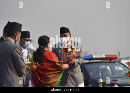 Vizepräsidentin Nanda Bahadur Pun und Gesichtsmaske geben Abschiedsvorsitzenden Bidya Devi Bhandari am Montag, den 22. März, einen Blumenstrauß zu einem zweitägigen offiziellen Staatsbesuch in Bangladesch. 2021 auf Einladung ihres Amtskollegen aus Bangladesch, Mohammad Abdul Hamid, zur Feier des hundertsten Geburtstages von Bangabandhu Sheikh Mujibur Rahman, dem Vater der Nation von Bangladesch, teilzunehmen. (Foto von Narayan Maharjan/NurPhoto) Stockfoto