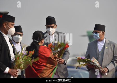 Die Sprecherin Agni Sapkota und die Gesichtsmaske geben dem Abschiedsvorsitzenden Bidya Devi Bhandari anlässlich des zweitägigen offiziellen Staatsbesuchs in Bangladesch am Montag, dem 22. März 2021, Blumenstrauß auf Einladung ihres Amtskollegen aus Bangladesch, Mohammed Abdul Hamid, zur Feier des 100. Geburtstages von Bangabandhu Sheikh Mujibur Rahman, Der Vater der Nation von Bangladesch. (Foto von Narayan Maharjan/NurPhoto) Stockfoto