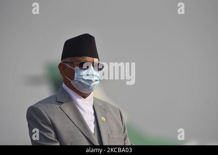 Ein Porträt von Premierminister KP Sharma Oli und Gesichtsmaske treffen am Montag, den 22. März, zum Abschied von Präsident Bidya Devi Bhandari zu einem zweitägigen offiziellen Staatsbesuch in Bangladesch ein. 2021 auf Einladung ihres Amtskollegen aus Bangladesch, Mohammad Abdul Hamid, zur Feier des hundertsten Geburtstages von Bangabandhu Sheikh Mujibur Rahman, dem Vater der Nation von Bangladesch, teilzunehmen. (Foto von Narayan Maharjan/NurPhoto) Stockfoto