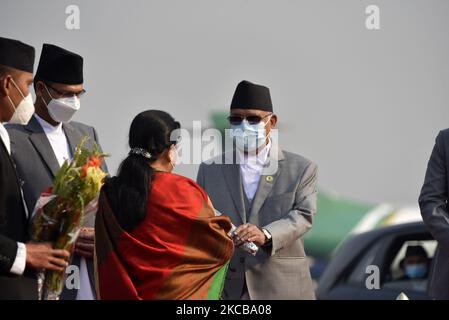 Premierminister KP Sharma Oli und Gesichtsmaske schenken Präsident Bidya Devi Bhandari zum zweitägigen offiziellen Staatsbesuch in Bangladesch am Montag, den 22. März, einen Blumenstrauß. 2021 auf Einladung ihres Amtskollegen aus Bangladesch, Mohammad Abdul Hamid, zur Feier des hundertsten Geburtstages von Bangabandhu Sheikh Mujibur Rahman, dem Vater der Nation von Bangladesch, teilzunehmen. (Foto von Narayan Maharjan/NurPhoto) Stockfoto