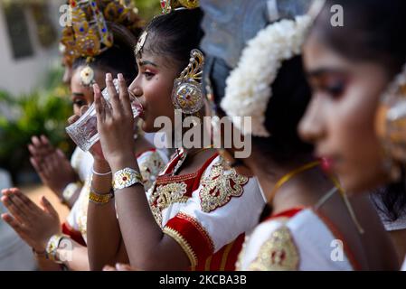 Traditionelle Kandianische Tänzerin trinkt Wasser während einer Paimpath-Zeremonie in Colombo, Sri Lanka, 21. März 2021 (Foto: Akila Jayawardana/NurPhoto) Stockfoto