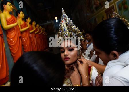 Traditionelle Kandyan-Tänzer bereiten Backstage vor der Teilnahme an der Paimpath Ceremony in Colombo, Sri Lanka, vor 21. März 2021 (Foto: Akila Jayawardana/NurPhoto) Stockfoto