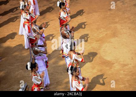 Traditionelle kandische Tänzer führen die Paimpath Ceremony in Colombo, Sri Lanka, auf 21. März 2021 (Foto: Akila Jayawardana/NurPhoto) Stockfoto