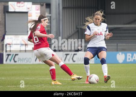 Kampf um den Ball während der 2020-21 FA Womenâ €™s Super League-Spiel zwischen Tottenham Hotspur und Bristol City am Hive. (Foto von Federico Guerra Moran/NurPhoto) Stockfoto