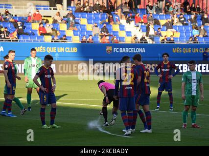 Aspekt der Tribünen des Johan Cruyff Stadions während des Spiels zwischen dem FC Barcelona B und UE Cornellá, nachdem die Gesundheitsbehörden tausend Fans die Teilnahme an spanischen Amateurfußballspielen erlaubt hatten, in Erwartung, dass die Anwesenheit der Fans im Mai in professionellen Spielen Realität wird, Am 21.. März 2021 in Barcelona, Spanien. -- (Foto von Urbanandsport/NurPhoto) Stockfoto