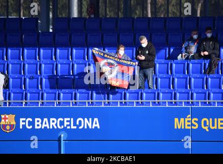 Aspekt der Tribünen des Johan Cruyff Stadions während des Spiels zwischen dem FC Barcelona B und UE Cornellá, nachdem die Gesundheitsbehörden tausend Fans die Teilnahme an spanischen Amateurfußballspielen erlaubt hatten, in Erwartung, dass die Anwesenheit der Fans im Mai in professionellen Spielen Realität wird, Am 21.. März 2021 in Barcelona, Spanien. -- (Foto von Urbanandsport/NurPhoto) Stockfoto