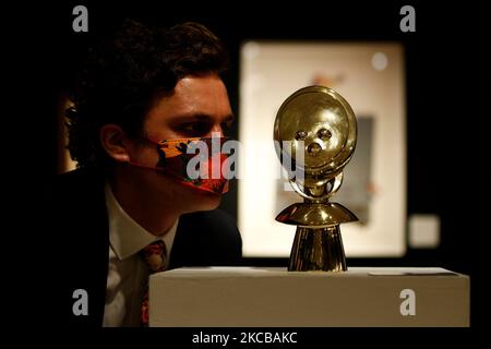 Ein Mitarbeiter posiert mit 'La Tourangelle' des deutschen Surrealisten Max Ernst, geschätzt auf GBP40.000-60.000, während einer Pressevorschau für den bevorstehenden 20/21-Jahrhundert-Verkauf im Bonhams Auktionshaus in London, England, am 22. März 2021. Der Verkauf findet später in dieser Woche, am 24-25. März statt. (Foto von David Cliff/NurPhoto) Stockfoto