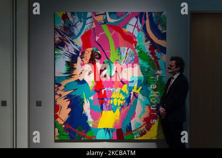 LONDON, GROSSBRITANNIEN - 22. MÄRZ 2021: Ein Mitarbeiter betrachtet Gemälde von Damien Hirst (geb. 1965) Beautiful Hours Spin Painting IX (2008), Schätzung: £150.000 - 200.000 während eines Fotoaufrufs für Bonhams' 20/21 Century Week - eine Reihe von Auktionen, die die letzten hundert Jahre der Kunst feiern, am 22. März 2021 in London, England. (Foto von Wiktor Szymanowicz/NurPhoto) Stockfoto