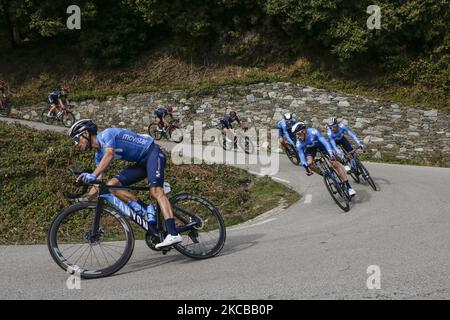 01 Alejandro Valverde aus Spanien von Movistar Team führt die Gruppe mit seinen Teamkollegen während der 100. Volta Ciclista a Catalunya 2021, Etappe 1 von Calella nach Calella. Am 22. März 2021 in Calella, Spanien. (Foto von Xavier Bonilla/NurPhoto) Stockfoto