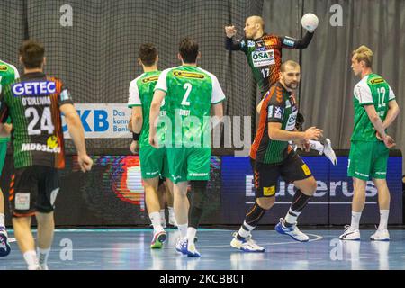 Tim Hornke (Dritter von rechts) vom SC Magdeburg kontrolliert den Ball beim LIQUI MOLY Handball-Bundesliga-Spiel zwischen SC Magdeburg und Fuechse Berlin in der GETEC-Arena am 21. März 2021 in Magdeburg. (Foto von Peter Niedung/NurPhoto) Stockfoto