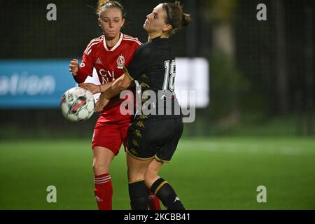 Charlotte Catinus (18) von Standard im Bild beim Kampf um den Ball mit Elena Parise (18) von Charleroi während eines weiblichen Fußballspiels zwischen Sporting Charleroi und Standard Femina de Liege am Spieltag 10. der Saison 2022 - 2023 der belgischen Lotto Womens Super League , freitag 4 November 2022 in Marcinelle , Belgien . FOTO SPORTPIX | DAVID CATRY Stockfoto