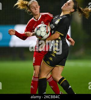 Charlotte Catinus (18) von Standard im Bild beim Kampf um den Ball mit Elena Parise (18) von Charleroi während eines weiblichen Fußballspiels zwischen Sporting Charleroi und Standard Femina de Liege am Spieltag 10. der Saison 2022 - 2023 der belgischen Lotto Womens Super League , freitag 4 November 2022 in Marcinelle , Belgien . FOTO SPORTPIX | DAVID CATRY Stockfoto