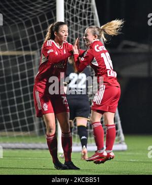 Charlotte Catinus (18) von Standard im Bild feiert mit Teamkollege Hanne Merkelbach (25) von Standard nach einem Tor während eines weiblichen Fußballspiels zwischen Sporting Charleroi und Standard Femina de Liege am Spieltag 10. der Saison 2022 - 2023 der belgischen Lotto Womens Super League , freitag 4 November 2022 in Marcinelle , Belgien . FOTO SPORTPIX | DAVID CATRY Stockfoto