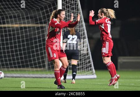 Charlotte Catinus (18) von Standard im Bild feiert mit Teamkollege Hanne Merkelbach (25) von Standard nach einem Tor während eines weiblichen Fußballspiels zwischen Sporting Charleroi und Standard Femina de Liege am Spieltag 10. der Saison 2022 - 2023 der belgischen Lotto Womens Super League , freitag 4 November 2022 in Marcinelle , Belgien . FOTO SPORTPIX | DAVID CATRY Stockfoto