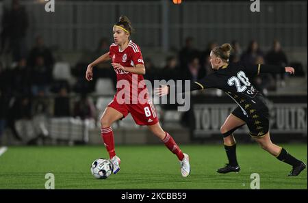 Justine Blave (8) von Standard im Bild mit Stephanie Pirotte (20) von Charleroi während eines weiblichen Fußballspiels zwischen Sporting Charleroi und Standard Femina de Liege am Spieltag 10. der Saison 2022 - 2023 der Belgischen Lotto Womens Super League , freitag, 4. November 2022 in Marcinelle , Belgien . FOTO SPORTPIX | DAVID CATRY Stockfoto