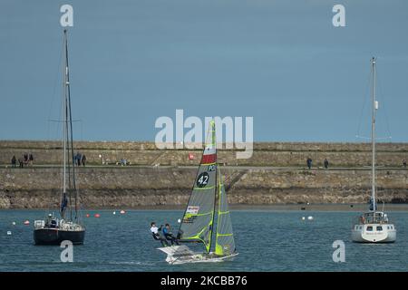 Mitglieder des 49er Team Poland, das im Hafen von Dun Laoghaire segelt, bereiten sich auf das Training in der Nähe des West Pier vor, während der Covid-19-Sperre der Stufe 5. Am Sonntag, 21. März 2021, in Dún Laoghaire, Dublin, Irland. (Foto von Artur Widak/NurPhoto) Stockfoto