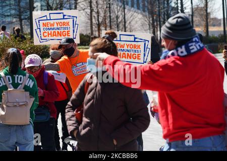 Lebensmittelkarren-Arbeiter und ausgegrenzte Arbeiter, Verbündete der Gemeinschaft demonstrieren während eines Protestes, den Make The Road New York am 22. März 2021 vor dem Schiff, Hudson Yards, in New York organisiert hat (Foto: John Nacion/NurPhoto) Stockfoto