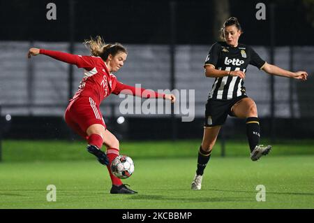 Hanne Merkelbach (25) von Standard im Bild mit der Verteidigung von Noemie Fourdin (11) von Charleroi während eines Fußballspiels zwischen Sporting Charleroi und Standard Femina de Liege am Spieltag 10. der Saison 2022 - 2023 der belgischen Lotto Womens Super League , freitag, 4. November 2022 in Marcinelle , Belgien . FOTO SPORTPIX | DAVID CATRY Stockfoto