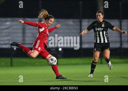 Hanne Merkelbach (25) von Standard im Bild mit der Verteidigung von Noemie Fourdin (11) von Charleroi während eines Fußballspiels zwischen Sporting Charleroi und Standard Femina de Liege am Spieltag 10. der Saison 2022 - 2023 der belgischen Lotto Womens Super League , freitag, 4. November 2022 in Marcinelle , Belgien . FOTO SPORTPIX | DAVID CATRY Stockfoto