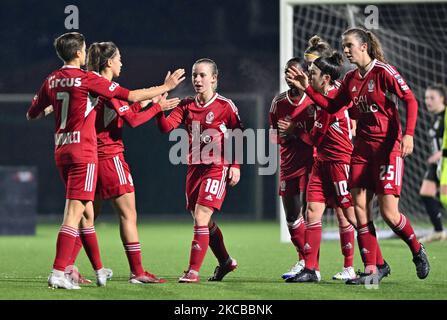 Charlotte Catinus (18) von Standard im Bild feiert mit Teamkollegen nach einem Tor während eines Fußballspiels zwischen Sporting Charleroi und Standard Femina de Liege am Spieltag 10. der Saison 2022 - 2023 der belgischen Lotto Womens Super League , freitag, 4. November 2022 in Marcinelle , Belgien . FOTO SPORTPIX | DAVID CATRY Stockfoto