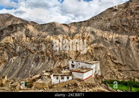 Überreste des alten Lamayuru-Klosters (Lamayuru Gompa) in Lamayuru, Ladakh, Jammu und Kaschmir, Indien. Das alte Kloster ist teilweise eingestürzt und vieles davon wurde zerstört. In der Nähe wurde ein neues Kloster auf dem gleichen Gipfel errichtet. Das älteste erhaltene Gebäude in Lamayuru ist ein Tempel namens Seng-ge-sgang am südlichen Ende des Lamayuru-Felsens, der dem berühmten Baumönch Rinchen Zangpo (958-1055 u.Z.) zugeschrieben wird. Rinchen Zangpo wurde vom König von Ladakh mit dem Bau von 108 Gompas beauftragt. (Foto von Creative Touch Imaging Ltd./NurPhoto) Stockfoto