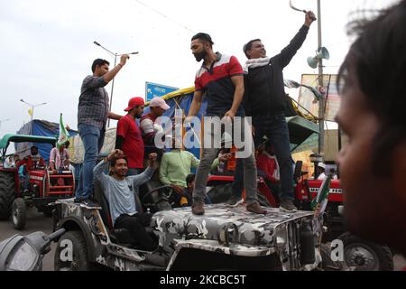 Die Bauern auf dem Traktor kommen an, um an dem anhaltenden Protest der Bauern gegen die jüngsten Agrarreformen teilzunehmen, als sie sich anlässlich des Todestages der indischen Freiheitskämpfer Bhagat Singh, Rajguru und Sukhdev am 23. März an der Grenze zwischen Delhi und Uttar Pradesh in der Nähe von Ghazipur, am Stadtrand von Neu-Delhi, Indien, versammeln. 2021. (Foto von Mayank Makhija/NurPhoto) Stockfoto