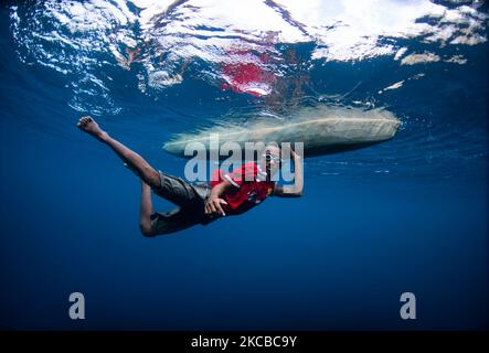 Einheimischer Fischer mit seinem Ausleger in der Bandasee, Indonesien. Stockfoto