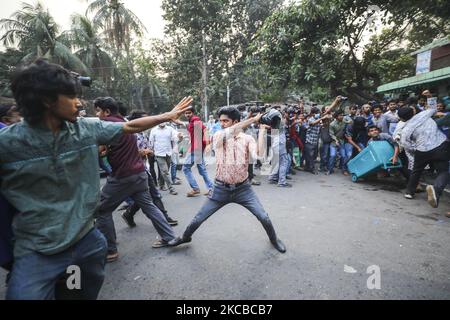 Während eines Protestes gegen den bevorstehenden Besuch des indischen Premierministers Narendra Modi in Bangladesch zur Teilnahme an den goldenen Jubiläumsfeiern der Unabhängigkeit des Landes am 23. März 2021 in Dhaka treffen sich Demonstranten verschiedener Gruppen untereinander. (Foto von Ahmed Salahuddin/NurPhoto) Stockfoto