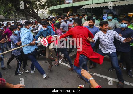 Während eines Protestes gegen den bevorstehenden Besuch des indischen Premierministers Narendra Modi in Bangladesch zur Teilnahme an den goldenen Jubiläumsfeiern der Unabhängigkeit des Landes am 23. März 2021 in Dhaka treffen sich Demonstranten verschiedener Gruppen untereinander. (Foto von Ahmed Salahuddin/NurPhoto) Stockfoto