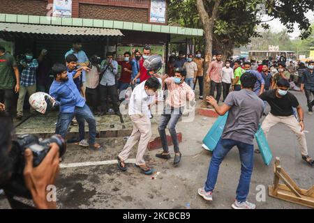 Während eines Protestes gegen den bevorstehenden Besuch des indischen Premierministers Narendra Modi in Bangladesch zur Teilnahme an den goldenen Jubiläumsfeiern der Unabhängigkeit des Landes am 23. März 2021 in Dhaka treffen sich Demonstranten verschiedener Gruppen untereinander. (Foto von Ahmed Salahuddin/NurPhoto) Stockfoto